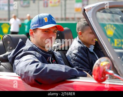 Spa, Belgio. 28th ago, 2022. 28 agosto 2022: Red Bull #1 Max Verstappen dai Paesi Bassi guida in auto d'epoca per il giro di parata del pilota prima del Gran Premio del Belgio Rolex F1 al Circuit de Spa-Francorchamps di Francorchamps, Belgio. Justin Cooper/CSM Credit: CAL Sport Media/Alamy Live News Foto Stock