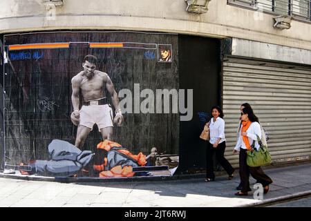 Marsiglia, Francia. 28th ago, 2022. KIDNAPPER di COMBO Cultura, è un artista di strada francese che ha iniziato facendo graffiti arte nel 2003 nel sud della Francia. Dopo sette anni trascorsi a dipingere da Monaco a Marsiglia, si trasferì a Parigi nel 2010 e divenne direttore artistico presso una grande agenzia pubblicitaria. Mettendo le sue lattine di vernice spray da parte, ha poi iniziato a fare pasta di grano. Il lavoro di Combo si concentra sul dirottamento visivo, come illustrato dalla sua serie di cartoni animati in cui manipola immagini iconiche, sostituendo alcuni elementi con altri tratti dai fumetti o dall’universo dei videogiochi per cambiare queste immagini’ Foto Stock