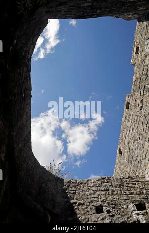 Vista insolita del cielo e della nuvola attraverso un'intercapedine nell'arco delle mura della città, guardando verso l'alto. Cowbridge, vale of Glamorgan, vicino Cardiff. Agosto 2022 Foto Stock