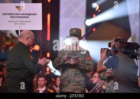 Mosca, Russia. 27th ago, 2022. Un membro della squadra cinese accetta un premio nell'Oblast di Mosca, Russia, 27 agosto 2022. La cerimonia di chiusura dei Giochi internazionali dell'Esercito 2022 si è svolta sabato nel parco patriota militare-patriottico dell'Oblast di Mosca. La finale del biathlon a carri armati si è svolta sabato pomeriggio presso il campo di allenamento di Alabino. La squadra cinese si è classificata al secondo posto in questa competizione. Credit: Alexander Zemlianichenko Jr/Xinhua/Alamy Live News Foto Stock