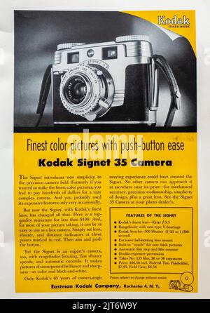 Pubblicità della fotocamera Kodak Signet 35 inserita all'interno della rivista NatGeo, gennaio 1954 Foto Stock