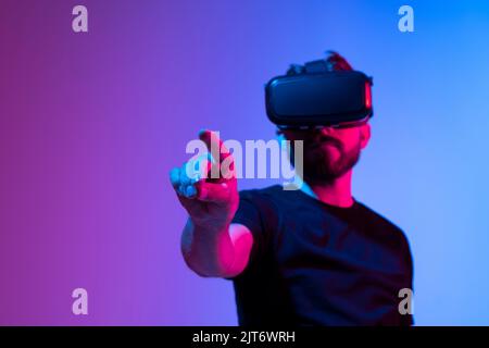 Uomo barbuto in una t-shirt nera che lavora a un nuovo progetto di design. Foto Stock