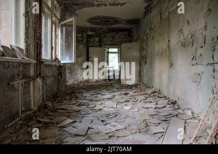 Corridoio sinistro e crollante a Prypiat, zona di esclusione di Cernobyl, Ucraina Foto Stock