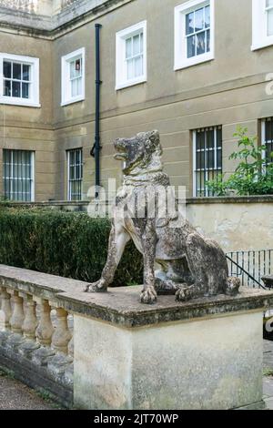 Un primo piano di statua di un cane abbaiato nella tenuta del castello di Blaise Foto Stock