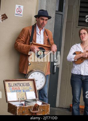 Seattle USA - Luglio 20 2008; Buskers nella città di Seattle che si esibisce per guadagnare. Foto Stock