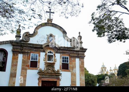 Tiradentes, Minas Gerais, Brasile - 6 agosto 2022: Chiesa di nostra Signora del Rosario particolare e la chiesa di San Antonio sullo sfondo nella città h Foto Stock