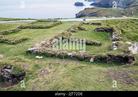 Rovine del castello di Tintagel, spesso legato alla leggenda di Re Artù, nella Cornovaglia settentrionale, Inghilterra, Regno Unito Foto Stock