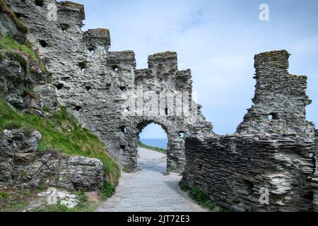 Rovine del castello di Tintagel, spesso legato alla leggenda di Re Artù, nella Cornovaglia settentrionale, Inghilterra, Regno Unito Foto Stock