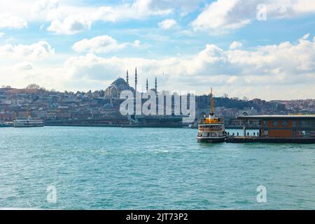 Vista su Istanbul. Traghetto vicino al molo Karakoy e alla Moschea Suleymaniye sullo sfondo. Istanbul Turchia - 3.2.2022 Foto Stock