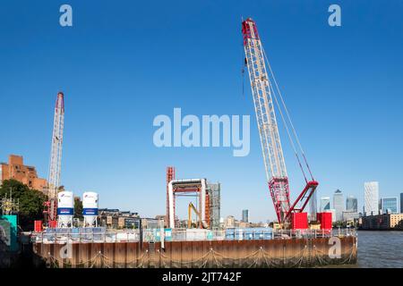 Lavori di costruzione per la superfogna del tunnel Tideway del Tamigi sulla riva nord del Tamigi presso il King Edward VII Memorial Park nei Tower Hamlets. Foto Stock