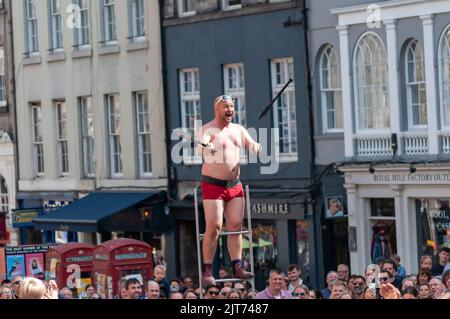 Edimburgo, Scozia, Regno Unito. 28th agosto, 2022. Un performer sul Royal Mile durante l'Edinburgh Fringe Festival. Credit: SKULLY/Alamy Live News Foto Stock