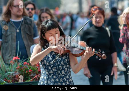 Edimburgo, Scozia, Regno Unito. 28th agosto, 2022. Un performer sul Royal Mile durante l'Edinburgh Fringe Festival. Credit: SKULLY/Alamy Live News Foto Stock