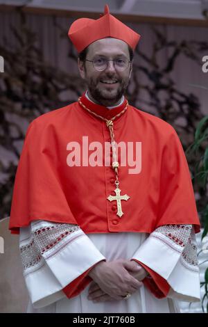 Città del Vaticano, Vaticano, 27 agosto 2022. Il neoeletto cardinale Giorgio Marengo posa durante le visite di cortesia in Vaticano dopo un Concistoro all'interno della Basilica di San Pietro. Credit: Maria Grazia Picciarella/Alamy Live News Foto Stock