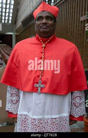 Città del Vaticano, Vaticano, 27 agosto 2022. Il neo eletto cardinale Anthony POOLA pone durante le visite di cortesia in Vaticano dopo un Concistoro all'interno della Basilica di San Pietro. Credit: Maria Grazia Picciarella/Alamy Live News Foto Stock