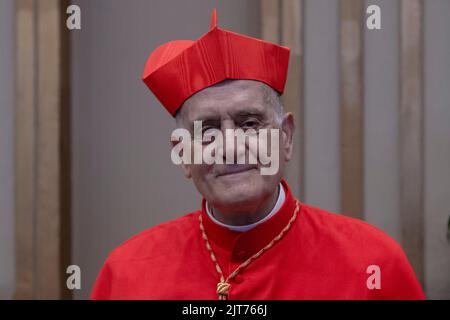 Città del Vaticano, Vaticano, 27 agosto 2022. Il neoeletto cardinale fortunato Frezza posa durante le visite di cortesia in Vaticano dopo un Concistoro all'interno della Basilica di San Pietro. Credit: Maria Grazia Picciarella/Alamy Live News Foto Stock