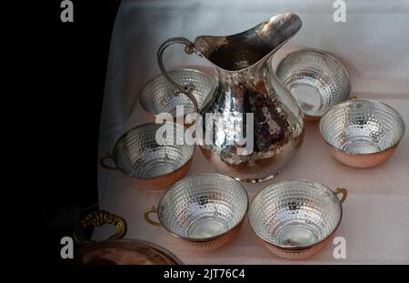 Molto vecchio stile di metallo acqua ewer jar in vista Foto Stock