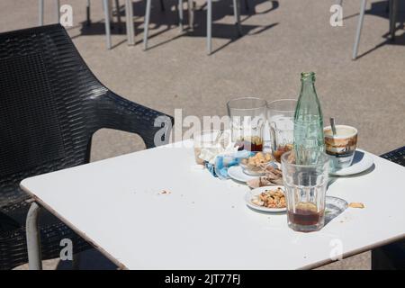 2022. Valencia, Spagna. Primo piano di un tavolo in un bar di strada con la bevanda dell'ultimo cliente che l'ha utilizzata Foto Stock