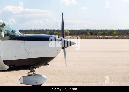 Vista laterale di un piccolo aereo passeggeri. Foto Stock