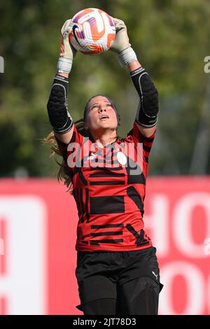 Milano, Italia. 28th ago, 2022. Vismara sports center, 28.08.22 portiere Laura Giuliani (1 AC Milan) durante il warm up prima della Serie Una partita tra AC Milan e AC Fiorentina al Vismara sports Center di Milano, Italia Soccer (Cristiano Mazzi/SPP) Credit: SPP Sport Press Photo. /Alamy Live News Foto Stock