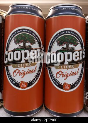 Lattine di sidro Cooper in un supermercato Foto Stock