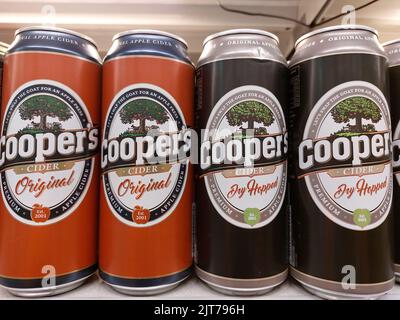 Lattine di sidro Cooper in un supermercato Foto Stock