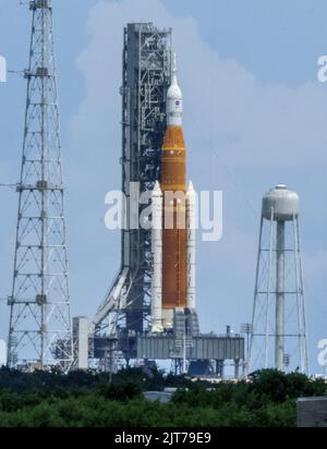 Kennedy Space Center, USA. 28th ago, 2022. Artemis 1 si trova sul Launch Pad 39B al Kennedy Space Center, Florida, domenica 28 agosto 2022. Lunedì 29th agosto il razzo SLS della NASA con la capsula Orion in cima è previsto per il decollo. Artemis 1 orbiterà sulla luna come primo passo per gli Stati Uniti per inviare gli astronauti di nuovo sulla luna dopo 50 anni. Foto di Pat Benic/UPI Credit: UPI/Alamy Live News Foto Stock