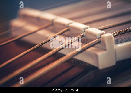 Archi su una chitarra acustica classica, macro shot. Foto Stock