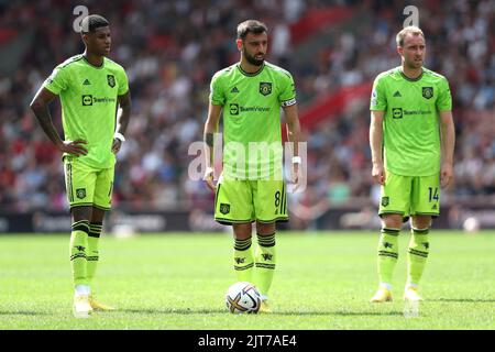 Marcus Rashford, Bruno Fernandes e Christian Eriksen del Manchester United prima di un calcio di punizione durante la partita della Premier League al St Mary's Stadium, Southampton. Data immagine: Sabato 27 agosto 2022. Foto Stock