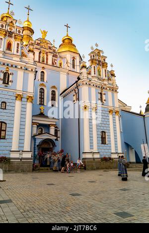 28 agosto 2022, Kiev/Kiiv città, Kiev/Kiiv città, Ucraina: Processione di vescovi e monaci della Chiesa Ucraina ortodossa di San Michele della cupola dorata, Che, nonostante il suono degli allarmi anti-raid non si sia fermato, è una tradizione che viene sempre celebrata scegliendo nel cortile della cattedrale quello che si suppone sia il riparo della Vergine Maria (Credit Image: © Eric Renom/ZUMA Press Wire) Credit: ZUMA Press, Inc./Alamy Live News Foto Stock