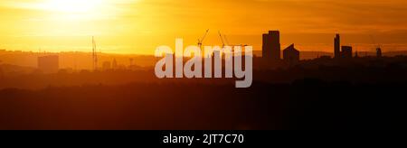 Lo skyline del centro di Leeds si staglia contro il tramonto. Questo punto di vista è stato preso dalla tenuta di Temple Newsam Foto Stock