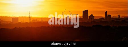 Lo skyline del centro di Leeds si staglia contro il tramonto. Questo punto di vista è stato preso dalla tenuta di Temple Newsam Foto Stock