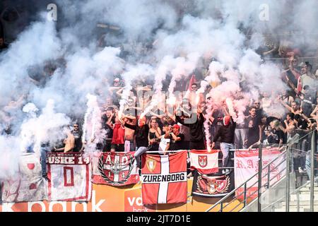 Gent, Belgio. 28th ago, 2022. I tifosi di Anversa hanno illustrato durante una partita di calcio tra KAA Gent e Royal Antwerp FC, domenica 28 agosto 2022 a Gent, il giorno 6 della prima divisione del campionato belga della 'Jupiler Pro League' del 2022-2023. BELGA PHOTO TOM GOYVAERTS Credit: Agenzia Notizie Belga/Alamy Live News Foto Stock