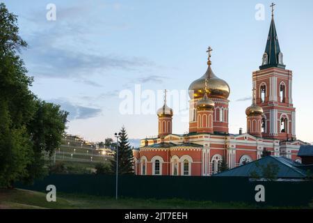 Esterno del monastero di Znamensky, foto verticale scattata in serata. Barnaul, Altai Krai, Russia Foto Stock