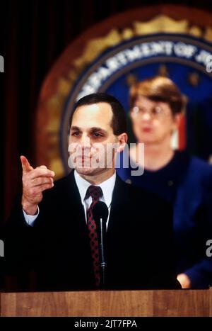 Direttore dell'FBI, Louis Freeh insieme al procuratore generale Janet Reno annuncia l'arresto di Earl Edwin Pitts durante una conferenza stampa presso il Dipartimento di Giustizia, 18 dicembre 1996 a Washington, D.C. Pitts è stato arrestato per spionaggio per la vendita di informazioni ai servizi di intelligence sovietici e russi. Foto Stock