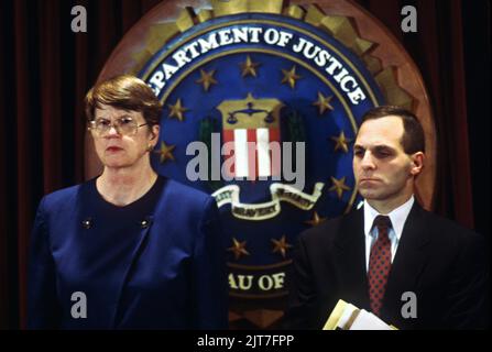 Direttore dell'FBI, Louis Freeh insieme al procuratore generale Janet Reno annuncia l'arresto di Earl Edwin Pitts durante una conferenza stampa presso il Dipartimento di Giustizia, 18 dicembre 1996 a Washington, D.C. Pitts è stato arrestato per spionaggio per la vendita di informazioni ai servizi di intelligence sovietici e russi. Foto Stock