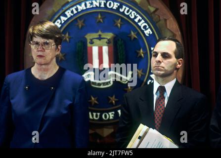 Direttore dell'FBI, Louis Freeh insieme al procuratore generale Janet Reno annuncia l'arresto di Earl Edwin Pitts durante una conferenza stampa presso il Dipartimento di Giustizia, 18 dicembre 1996 a Washington, D.C. Pitts è stato arrestato per spionaggio per la vendita di informazioni ai servizi di intelligence sovietici e russi. Foto Stock