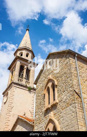 Vecchia chiesa di Budva su uno sfondo di cielo azzurro nuvoloso Foto Stock