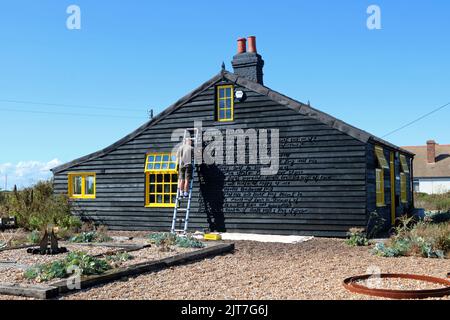 Prospect Cottage con Derek Jarman's Cottage Garden sulla spiaggia di ciottoli a Dungeness Kent UK Foto Stock