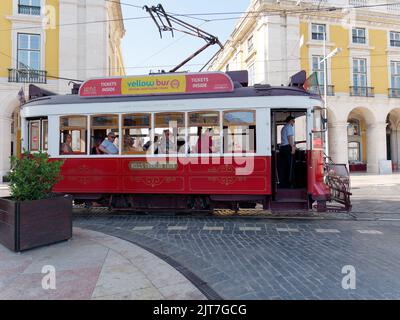 Tram aka Streetcar aka Trolley in Praha do Comércio (Piazza del Commercio) Lisbona, Portogallo Foto Stock