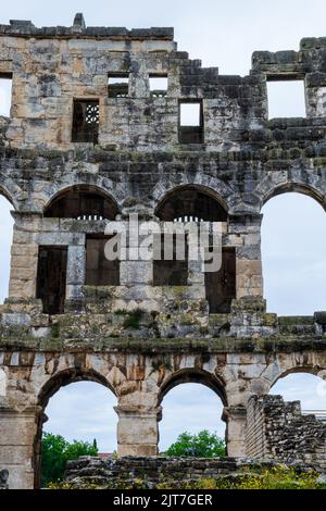 Vista in sezione del particolare in pietra dell'Arena di Pola in Croazia Foto Stock