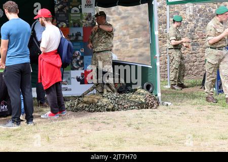 Display di posizionamento della pistola. Royal Welsh Fusiliers. Guida al reclutamento. Fuori dal Castello di Cardiff. Estate 2022. Guerrieri gallesi. Foto Stock