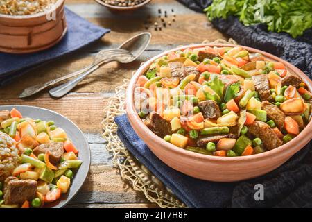 Cucina araba: La casseruola di Torley con carne. Si tratta di una miscela di carne e verdure in una deliziosa salsa con spezie speciali. Foto Stock