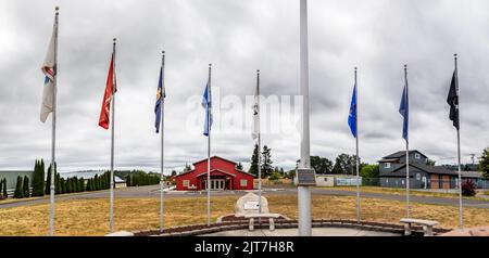 Sequim, WA USA - 07-18-2022: Bandiere di fronte al Museo Sequim e al Palazzo delle Arti Foto Stock