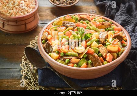 Cucina araba: La casseruola di Torley con carne. Si tratta di una miscela di carne e verdure in una deliziosa salsa con spezie speciali. Foto Stock