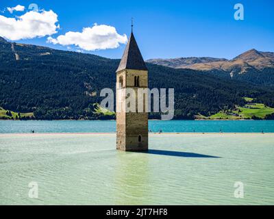 Passo lago Resia e il campanile Foto Stock