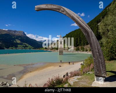 Passo lago Resia e il campanile Foto Stock