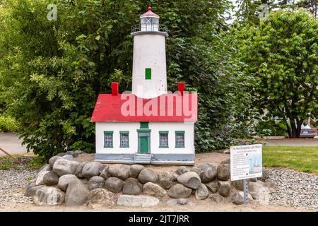 Sequim, WA USA - 07-18-2022: Modello della stazione luminosa di Dungeness fuori dal centro visitatori Foto Stock