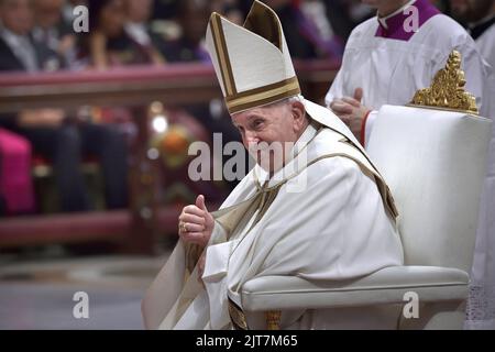 Città del Vaticano, Vaticano. 27th ago, 2022. Papa Francesco durante il Concistoro per la creazione di nuovi Cardinali nella Basilica di San Pietro il 27 agosto 2022 a Città del Vaticano. Credit: dpa/Alamy Live News Foto Stock