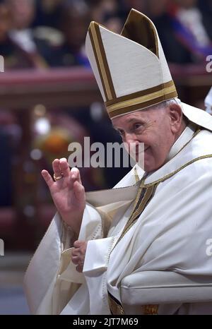 Città del Vaticano, Vaticano. 27th ago, 2022. Papa Francesco durante il Concistoro per la creazione di nuovi Cardinali nella Basilica di San Pietro il 27 agosto 2022 a Città del Vaticano. Credit: dpa/Alamy Live News Foto Stock