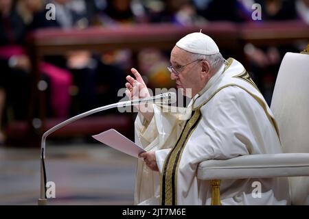 Città del Vaticano, Vaticano. 27th ago, 2022. Papa Francesco durante il Concistoro per la creazione di nuovi Cardinali nella Basilica di San Pietro il 27 agosto 2022 a Città del Vaticano. Credit: dpa/Alamy Live News Foto Stock